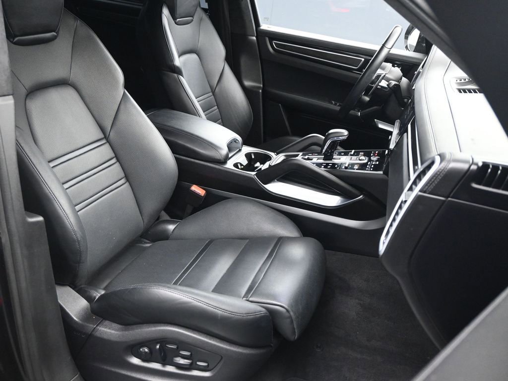 Certified 2022 Porsche Cayenne Turbo S image 12
