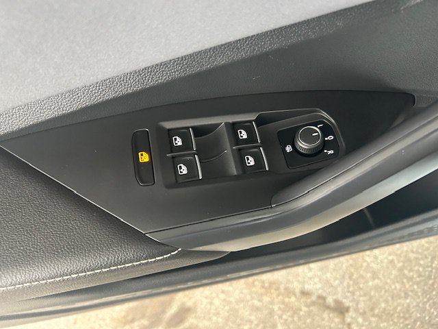 Used 2025 Volkswagen Jetta SE FWD image 8