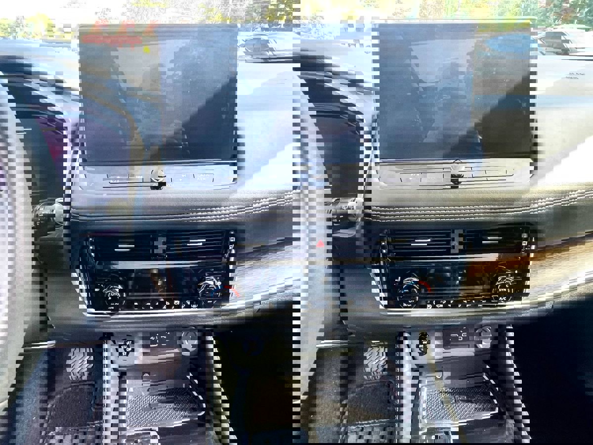 Used 2024 Nissan Rogue Platinum image 12