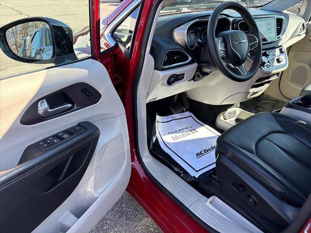 Used 2024 Chrysler Pacifica Touring-L image 11
