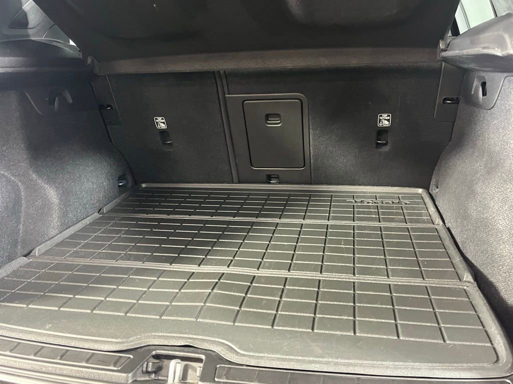 Used 2023 Volvo XC40 B5 Ultimate w/ Protection Package image 32
