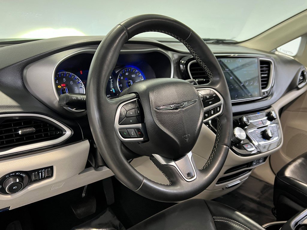 Used 2023 Chrysler Pacifica Touring-L image 27
