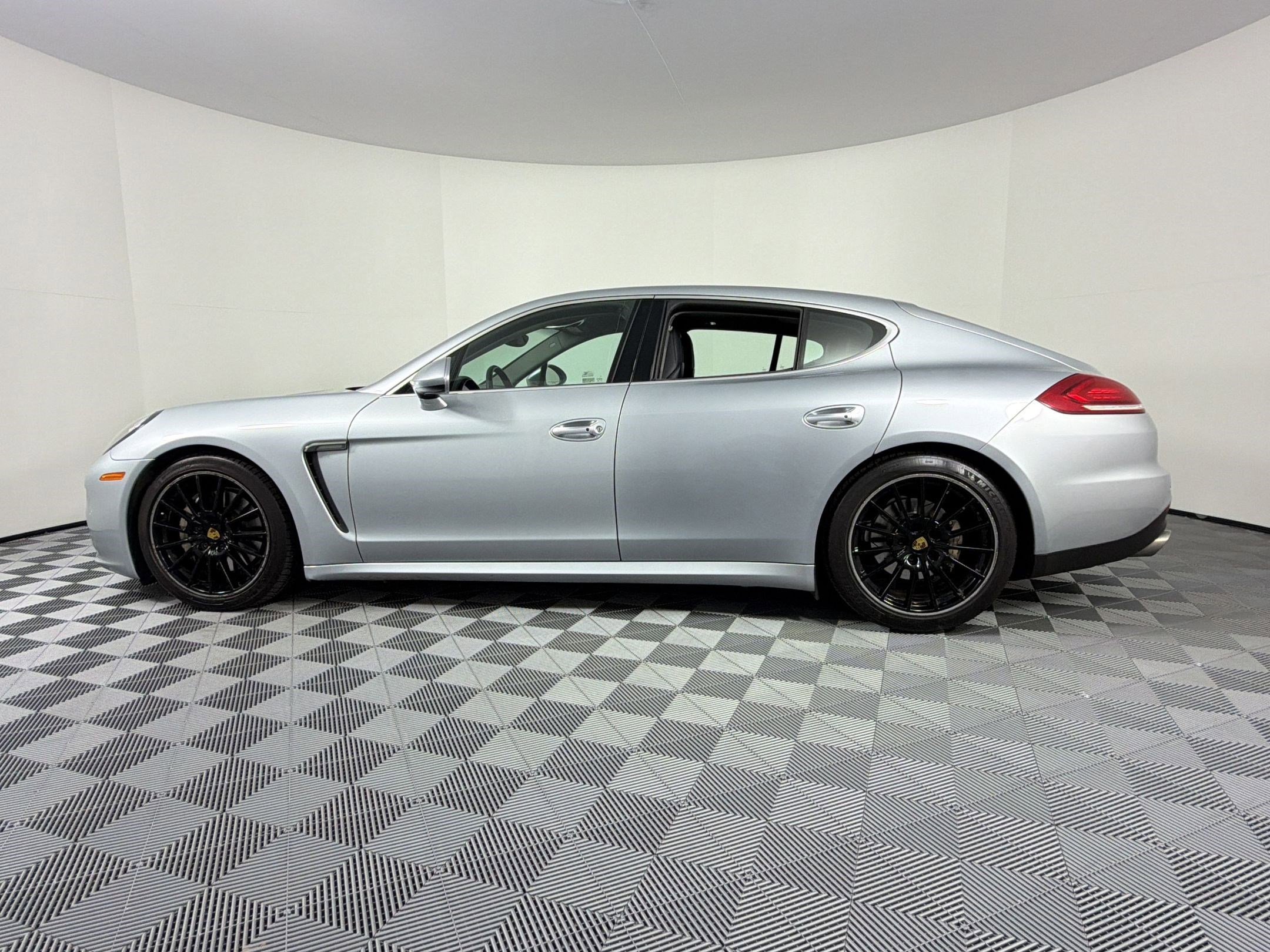 Used 2016 Porsche Panamera S image 2