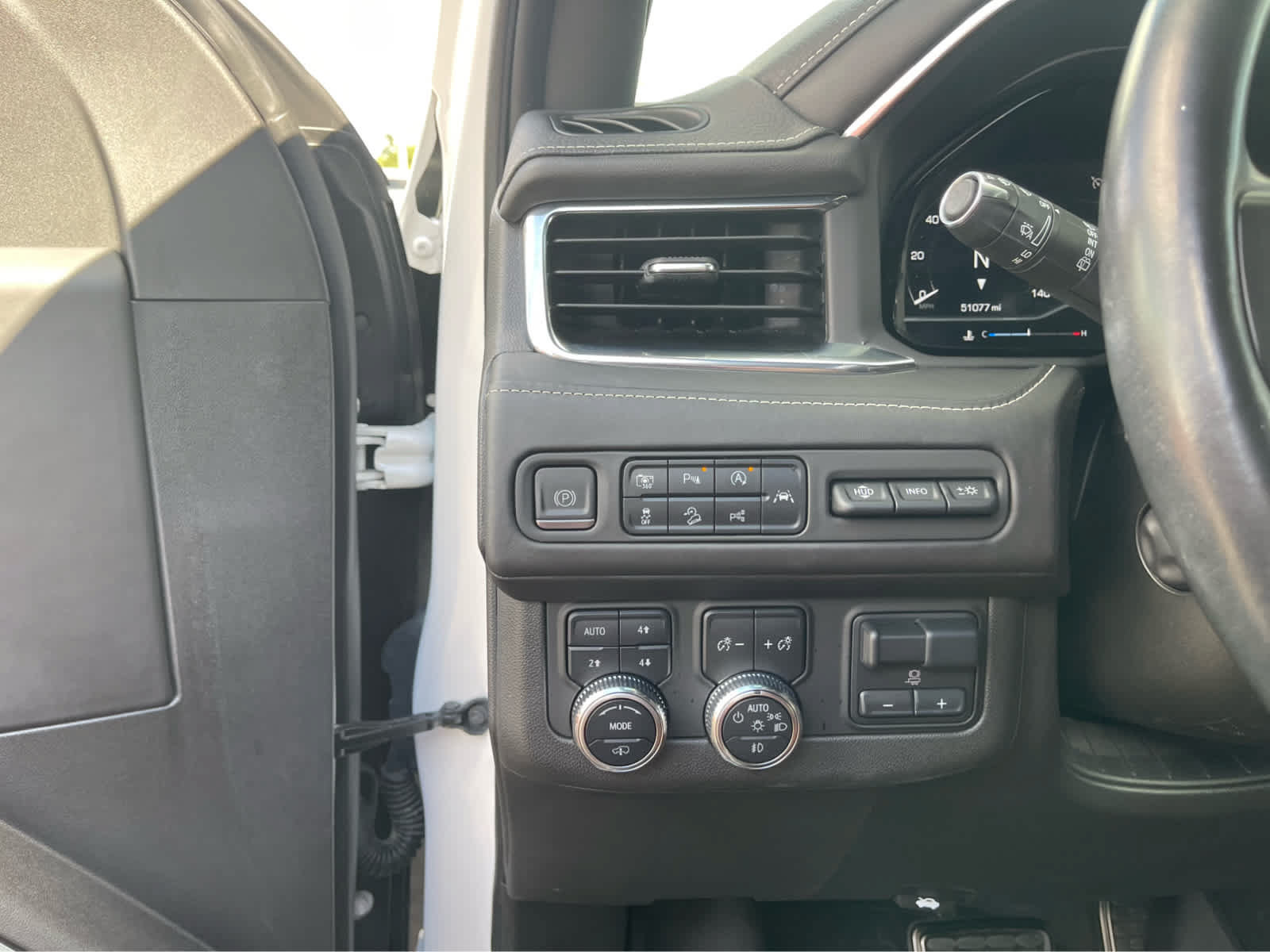 Used 2023 GMC Yukon XL Denali Ultimate AWD/4WD image 14