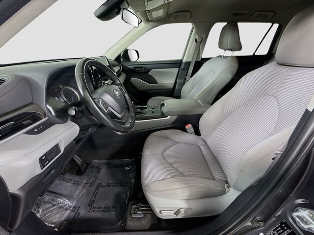 Used 2023 Toyota Highlander LE FWD image 19