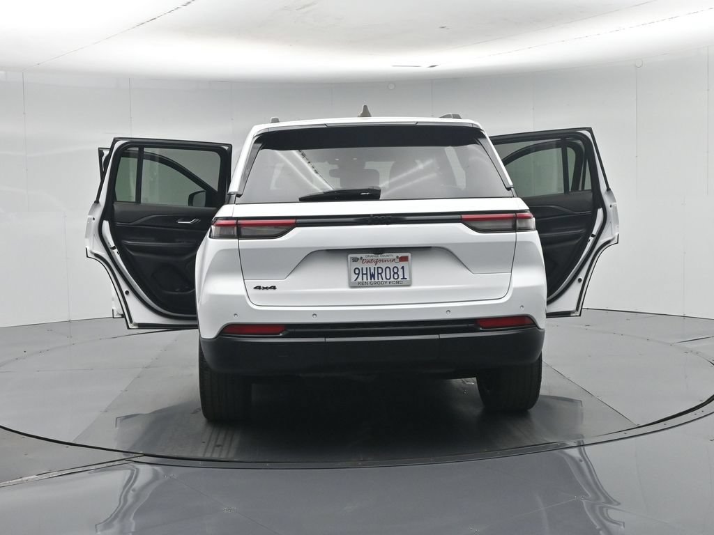 Used 2023 Jeep Grand Cherokee Laredo AWD/4WD image 37
