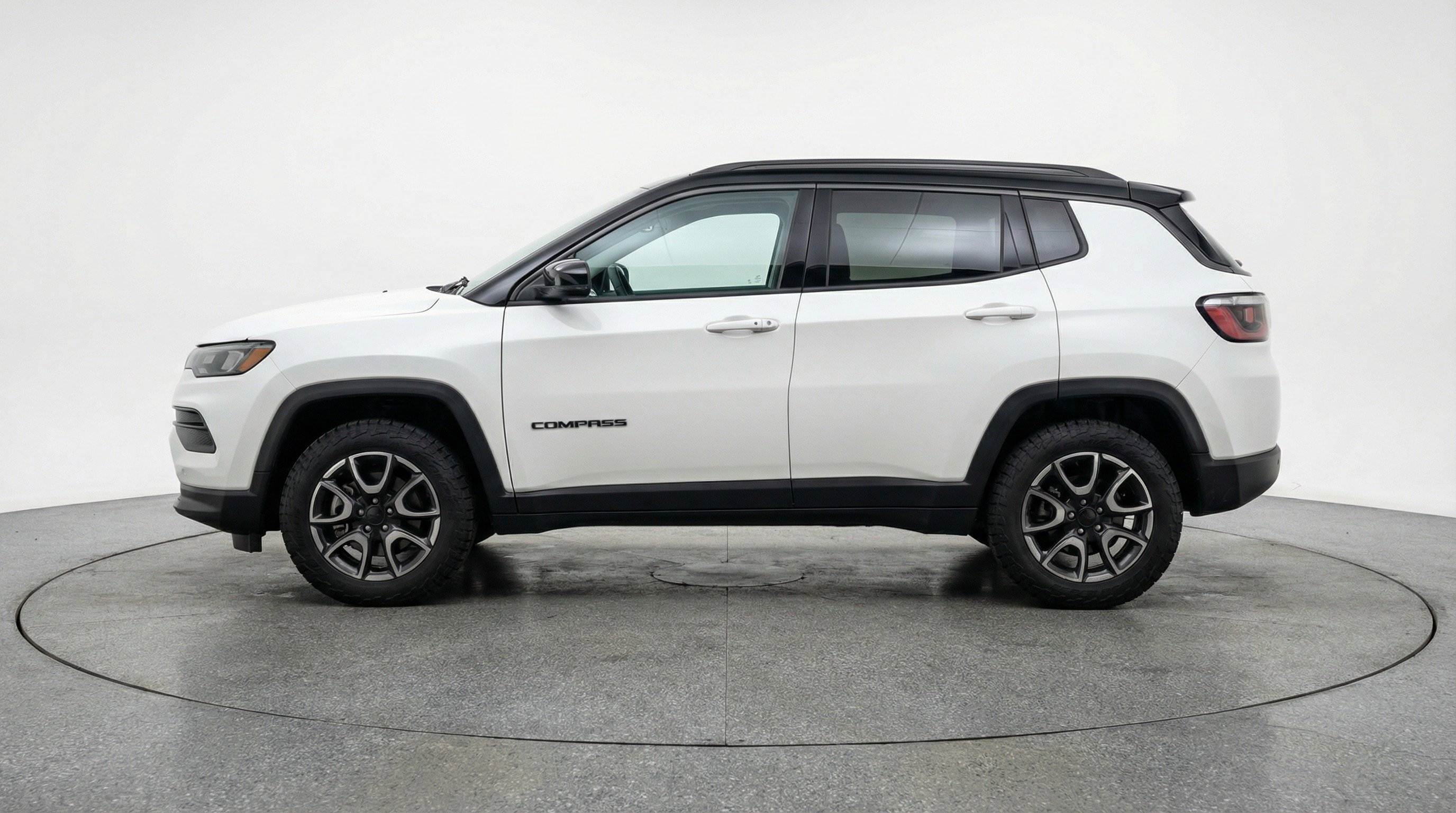 Used 2025 Jeep Compass Trailhawk AWD/4WD image 5