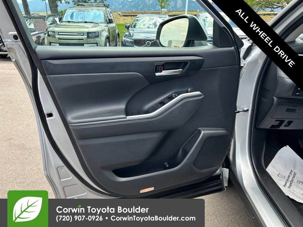 Used 2022 Toyota Highlander XLE AWD/4WD image 24