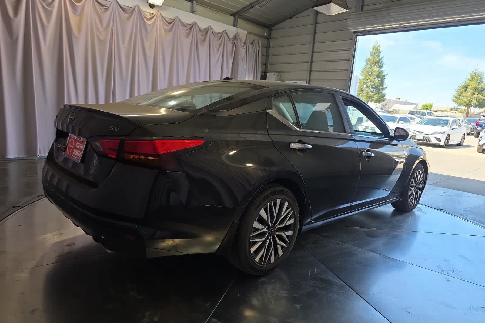 Used 2024 Nissan Altima 2.5 SV w/ SV Premium Package FWD image 3