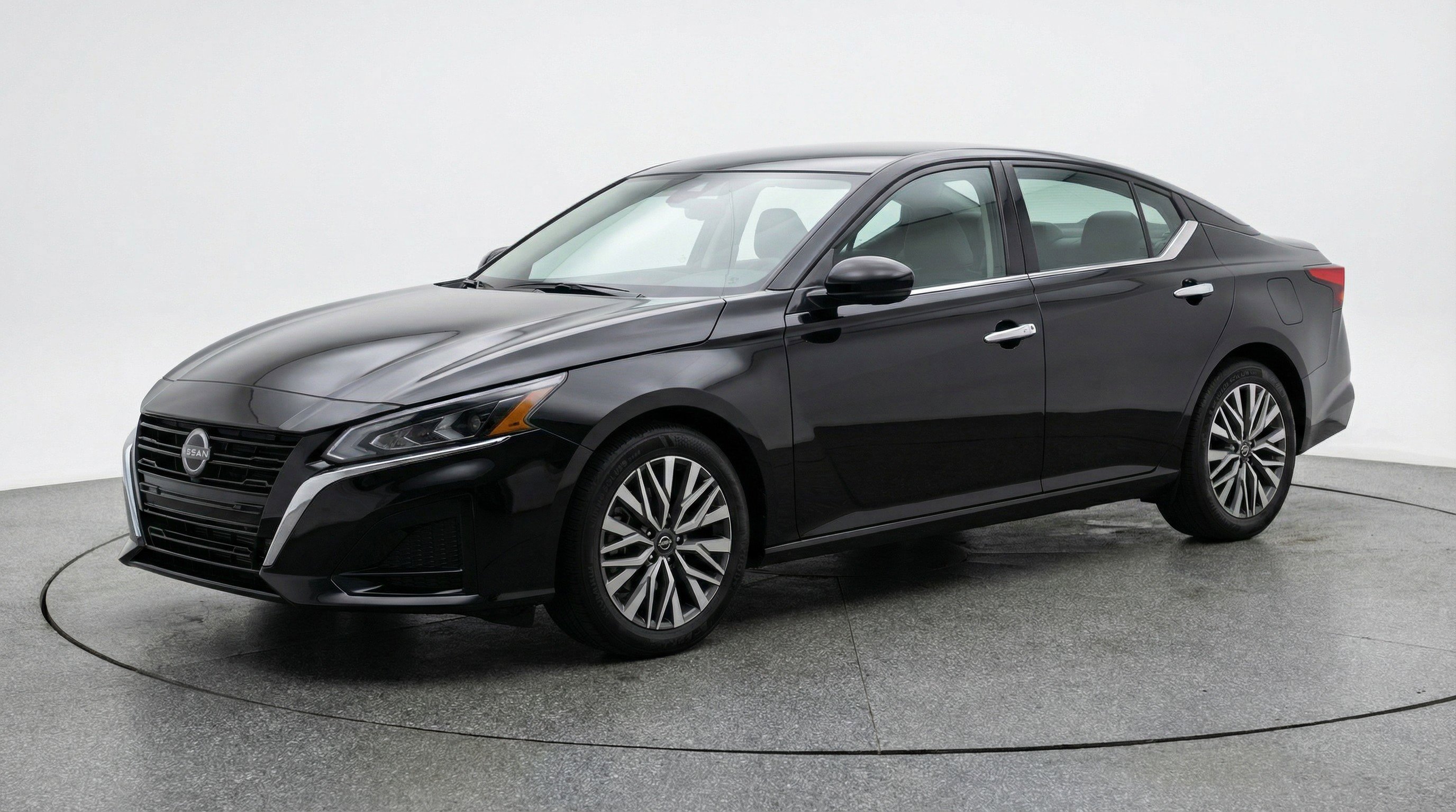 Used 2025 Nissan Altima 2.5 SV FWD image 3