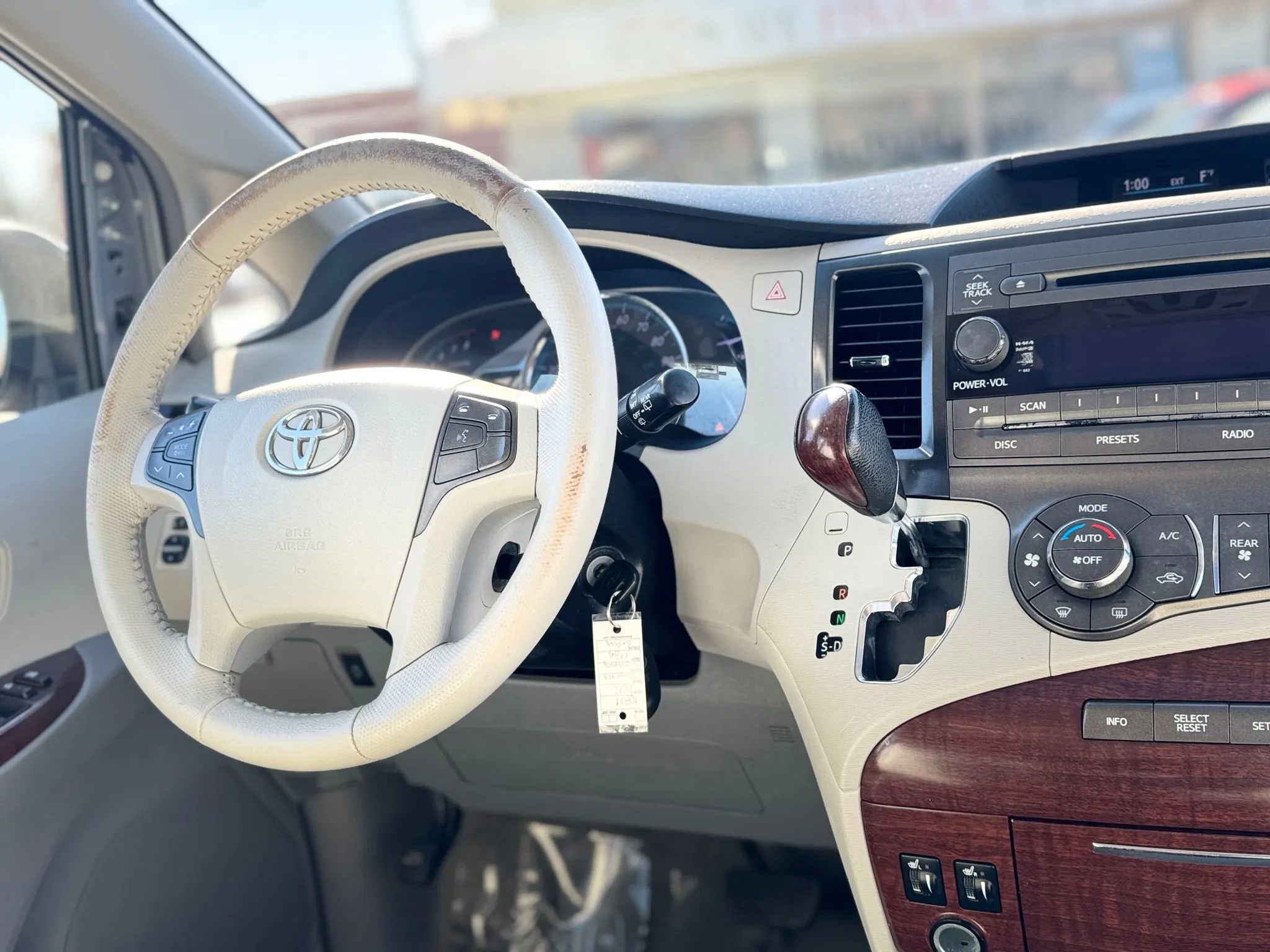 Used 2012 Toyota Sienna XLE image 21