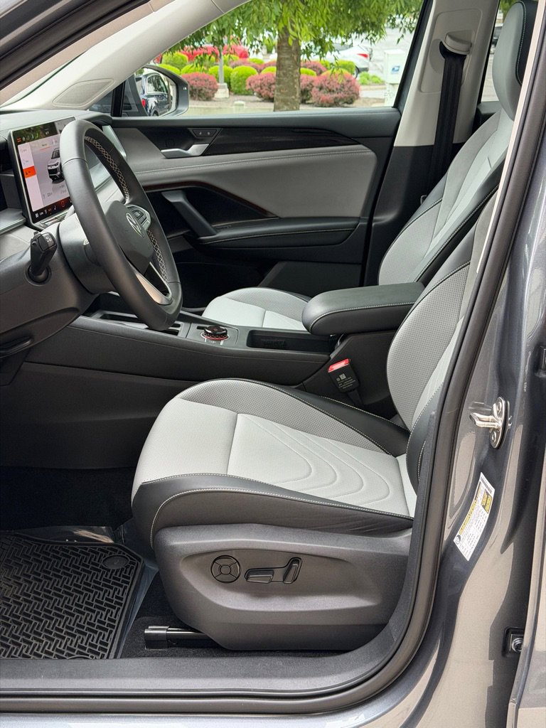Used 2025 Volkswagen Tiguan SE AWD/4WD image 18
