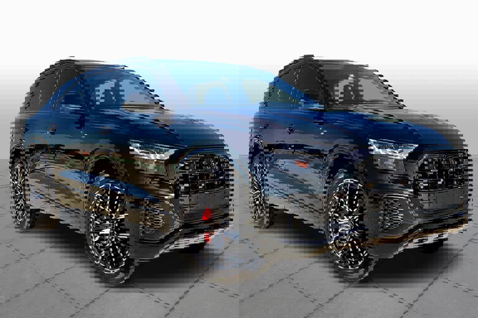 Used 2023 Audi Q8 Prestige w/ Prestige Package image 2