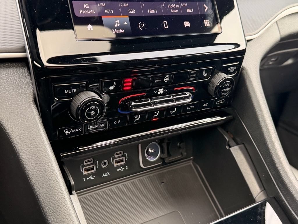 New 2025 Jeep Grand Cherokee Laredo X w/ Luxury Tech Group I AWD/4WD image 15