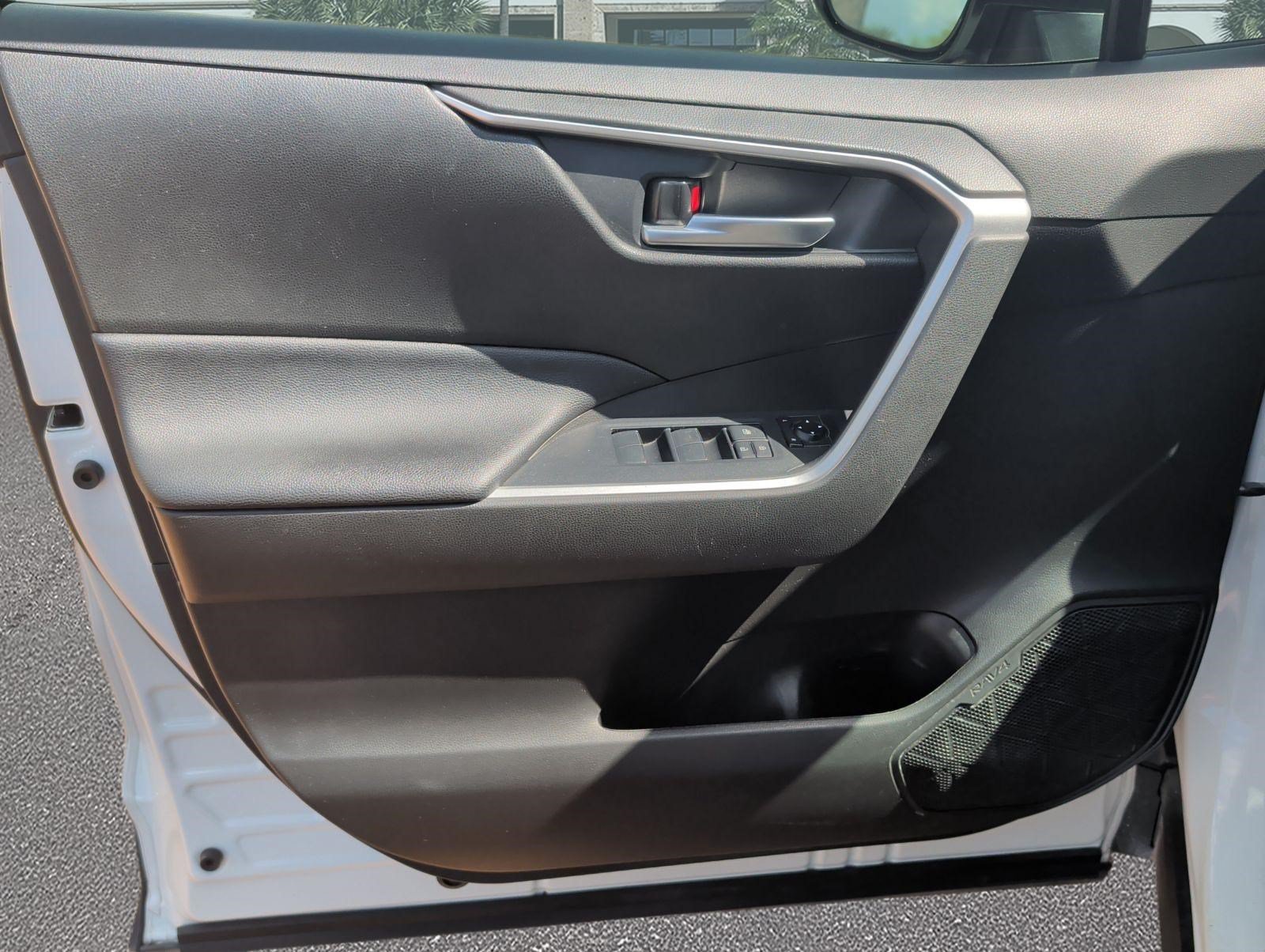 Used 2021 Toyota RAV4 XLE w/ Convenience Package FWD image 8