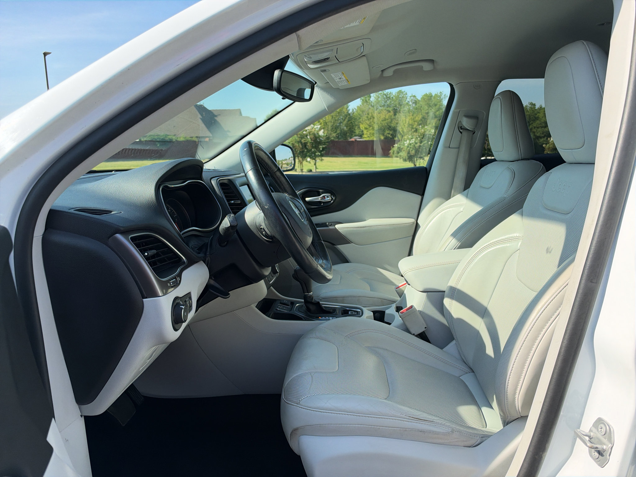 Used 2020 Jeep Cherokee Latitude Lux w/ Quick Order Package 2YH Lux FWD image 12