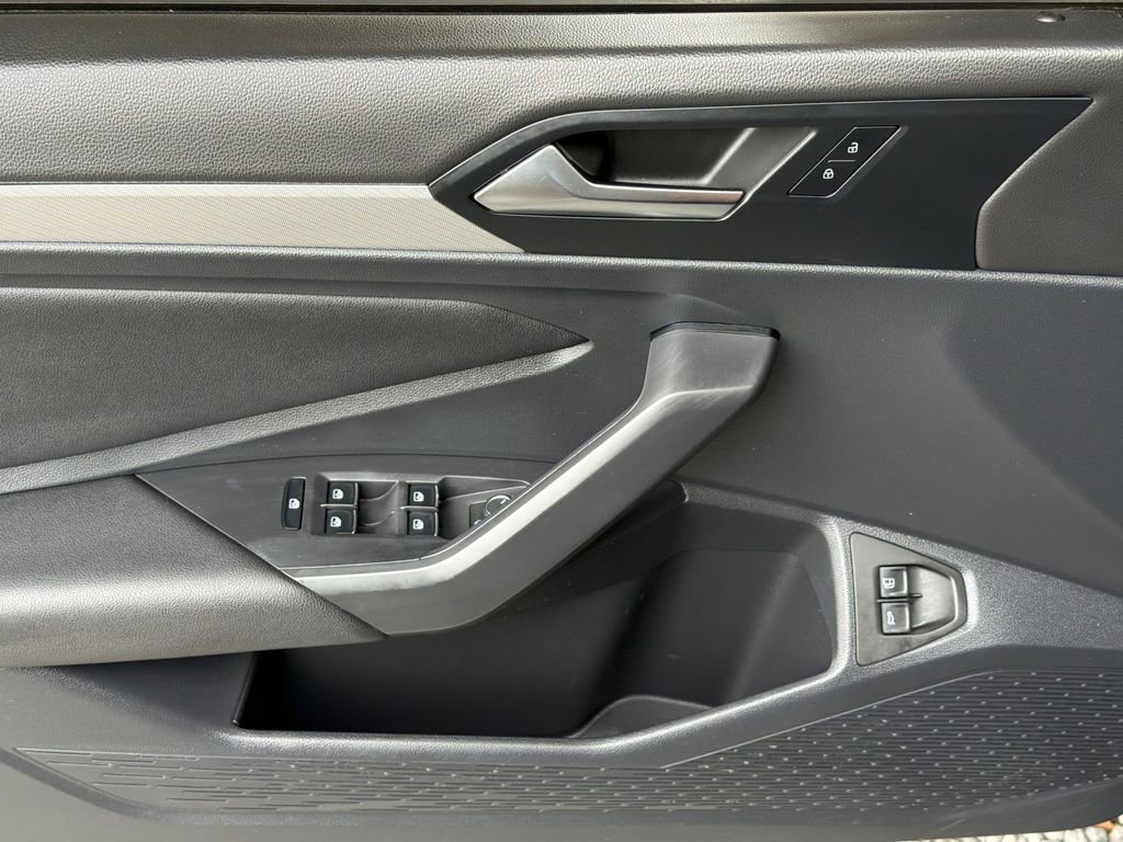 Used 2021 Volkswagen Jetta SE image 3