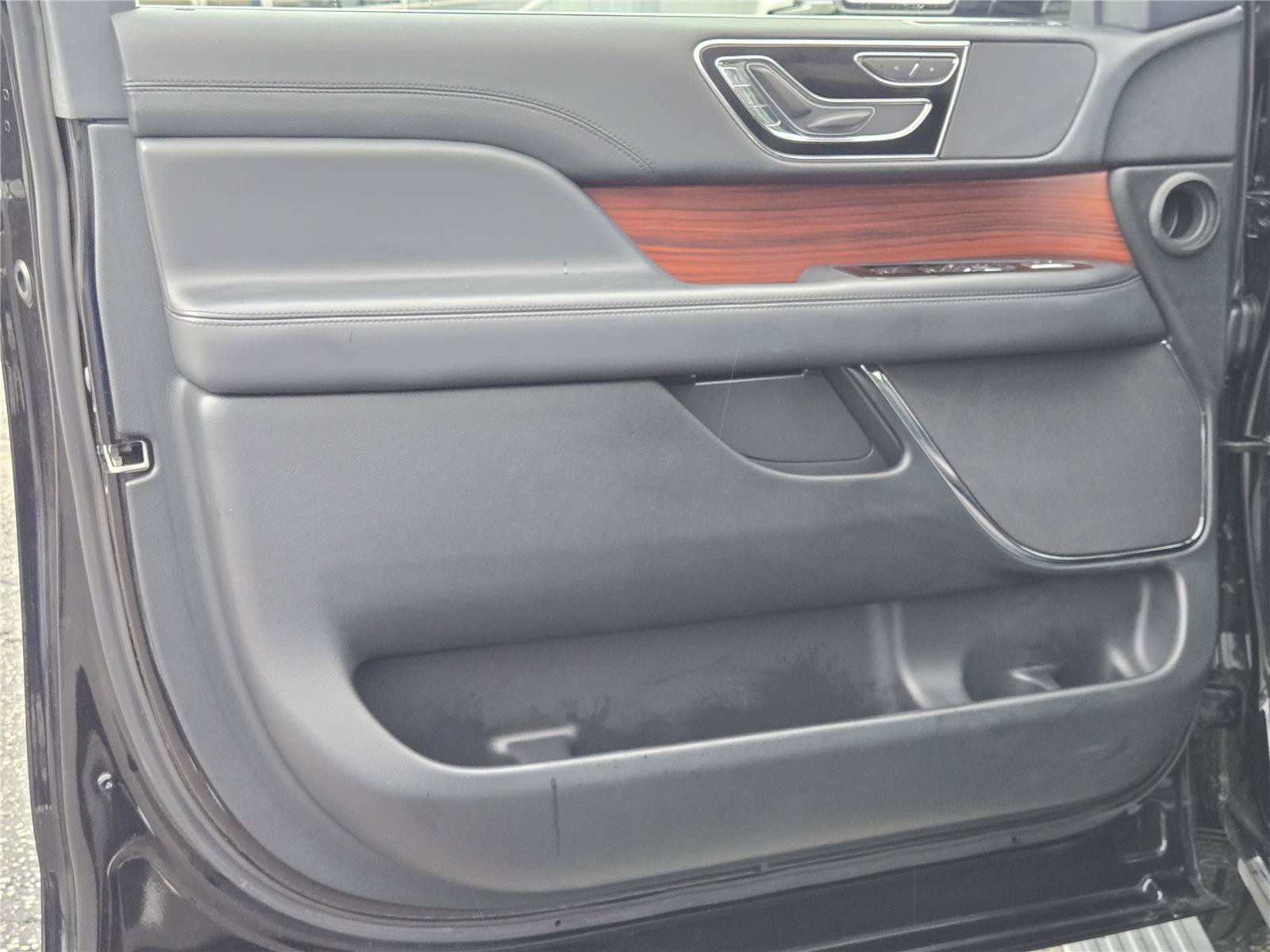Used 2024 Lincoln Navigator Premiere AWD/4WD image 23