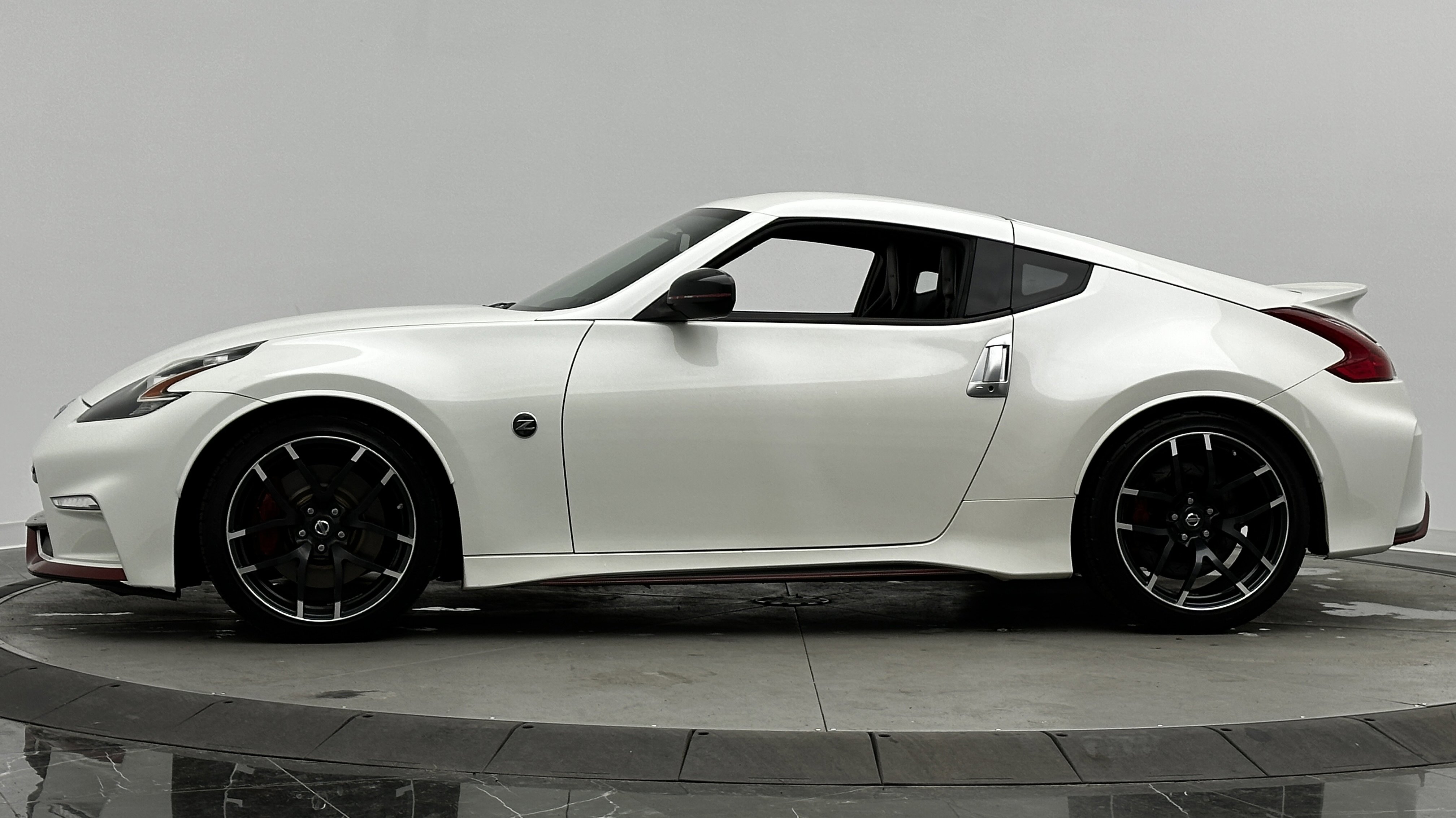 Used 2017 Nissan 370Z NISMO image 4