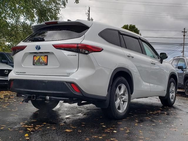 Used 2023 Toyota Highlander LE image 3