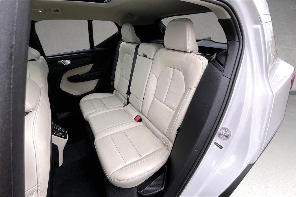 Certified 2023 Volvo XC40 B5 Plus w/ Climate Package image 22