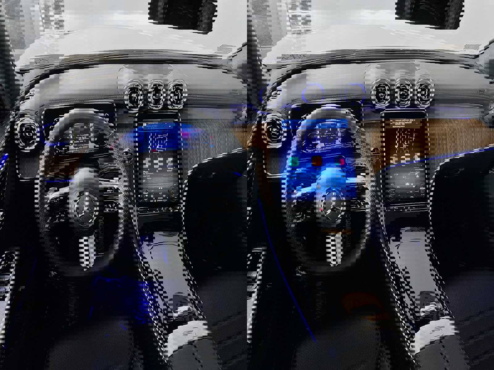 Used 2025 Mercedes-Benz GLC 300 4MATIC image 24