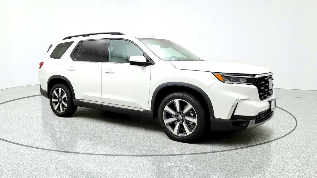 Used 2024 Honda Pilot Touring image 3
