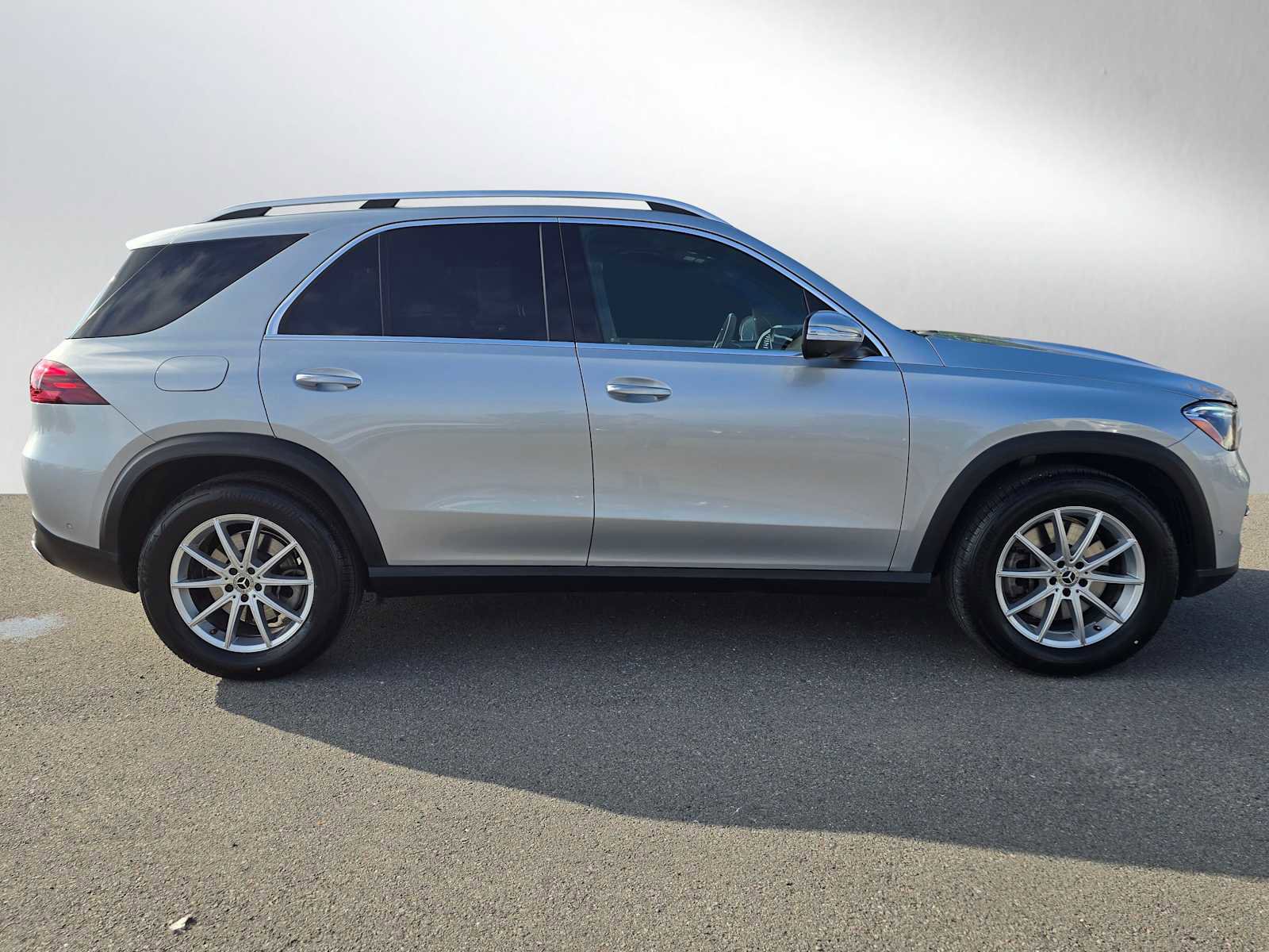 Used 2024 Mercedes-Benz GLE 450e GLE 450e Plug-In Hybrid image 2