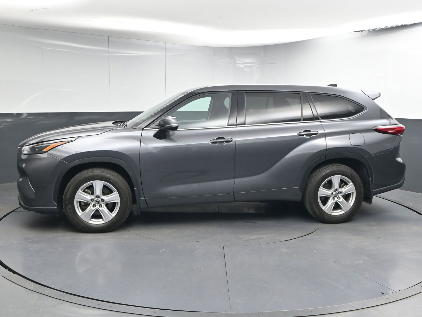 Used 2022 Toyota Highlander LE image 4