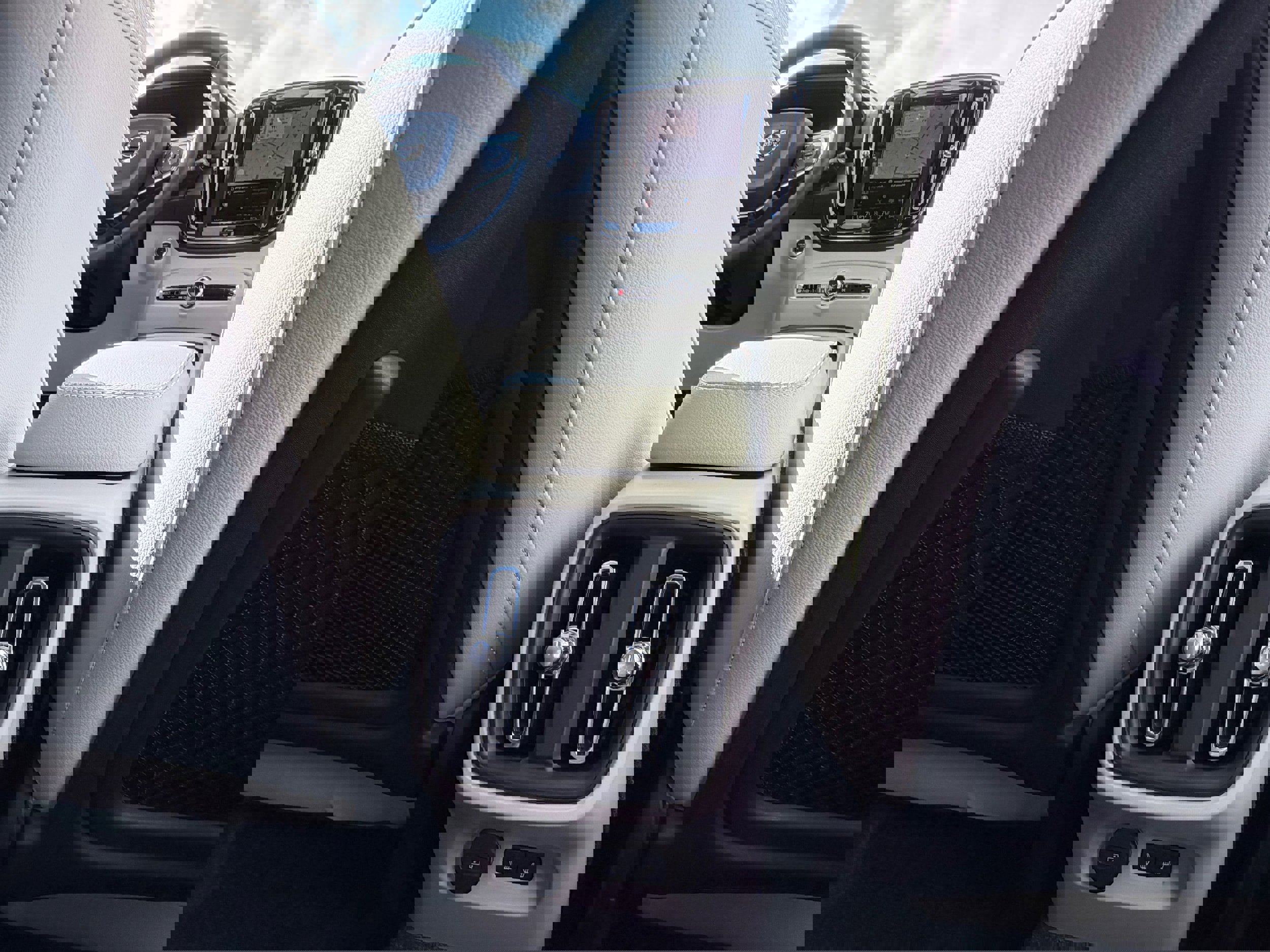 New 2026 Volvo XC40 B5 Plus w/ Protection Package Premier image 11