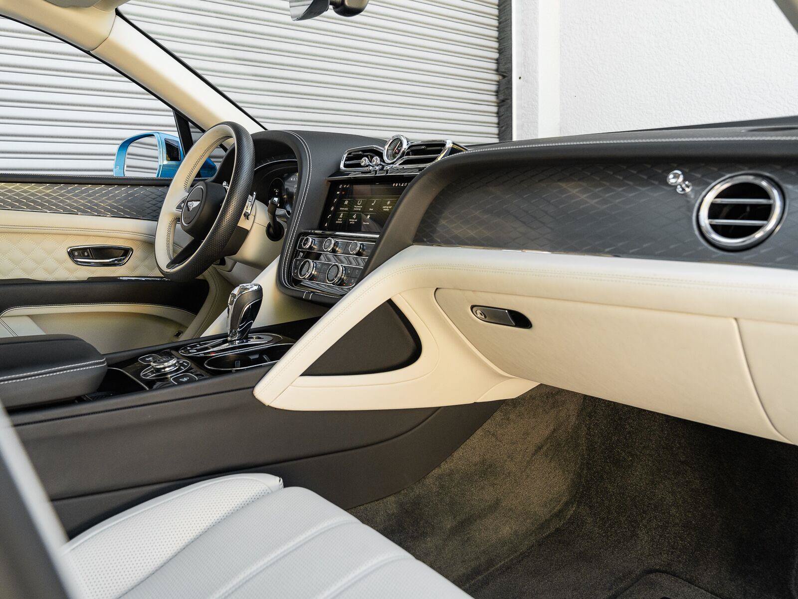 Used 2022 Bentley Bentayga AWD/4WD image 14