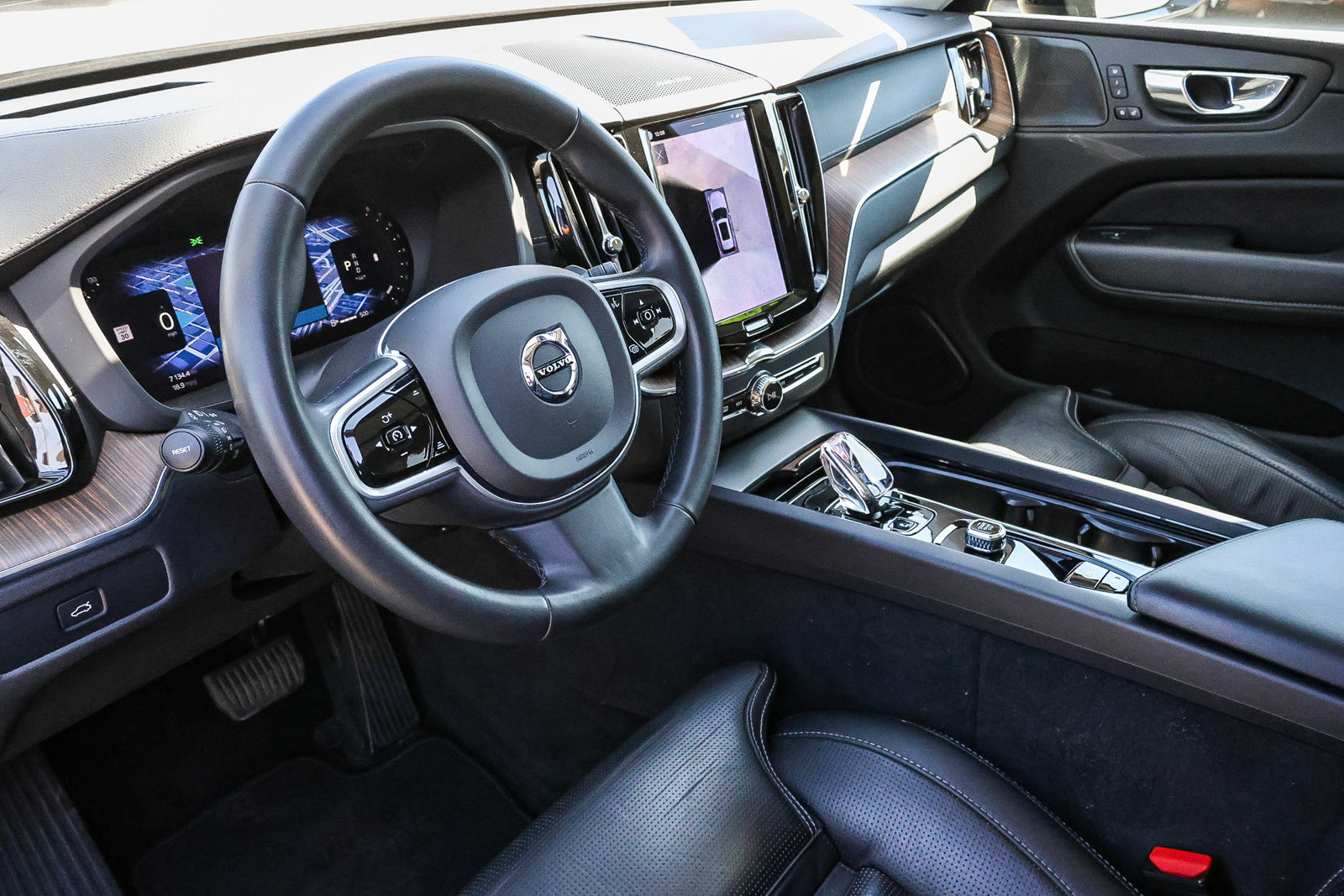 Used 2023 Volvo XC60 B5 Ultimate w/ Protection Package Premier FWD image 18