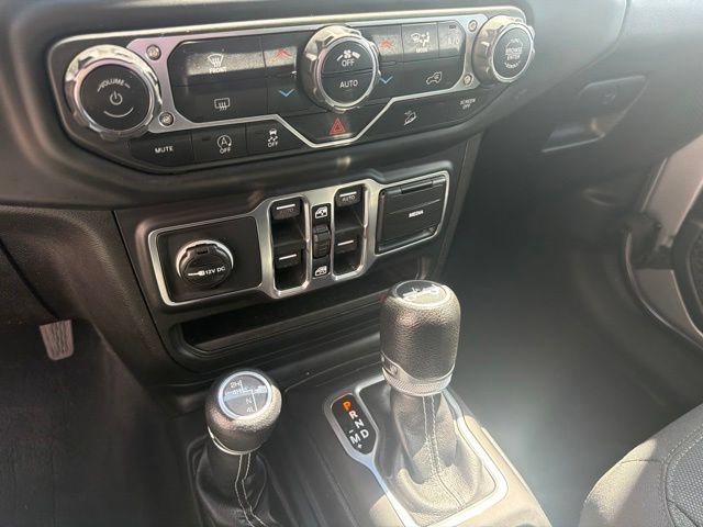 Used 2018 Jeep Wrangler Unlimited Sahara AWD/4WD image 19