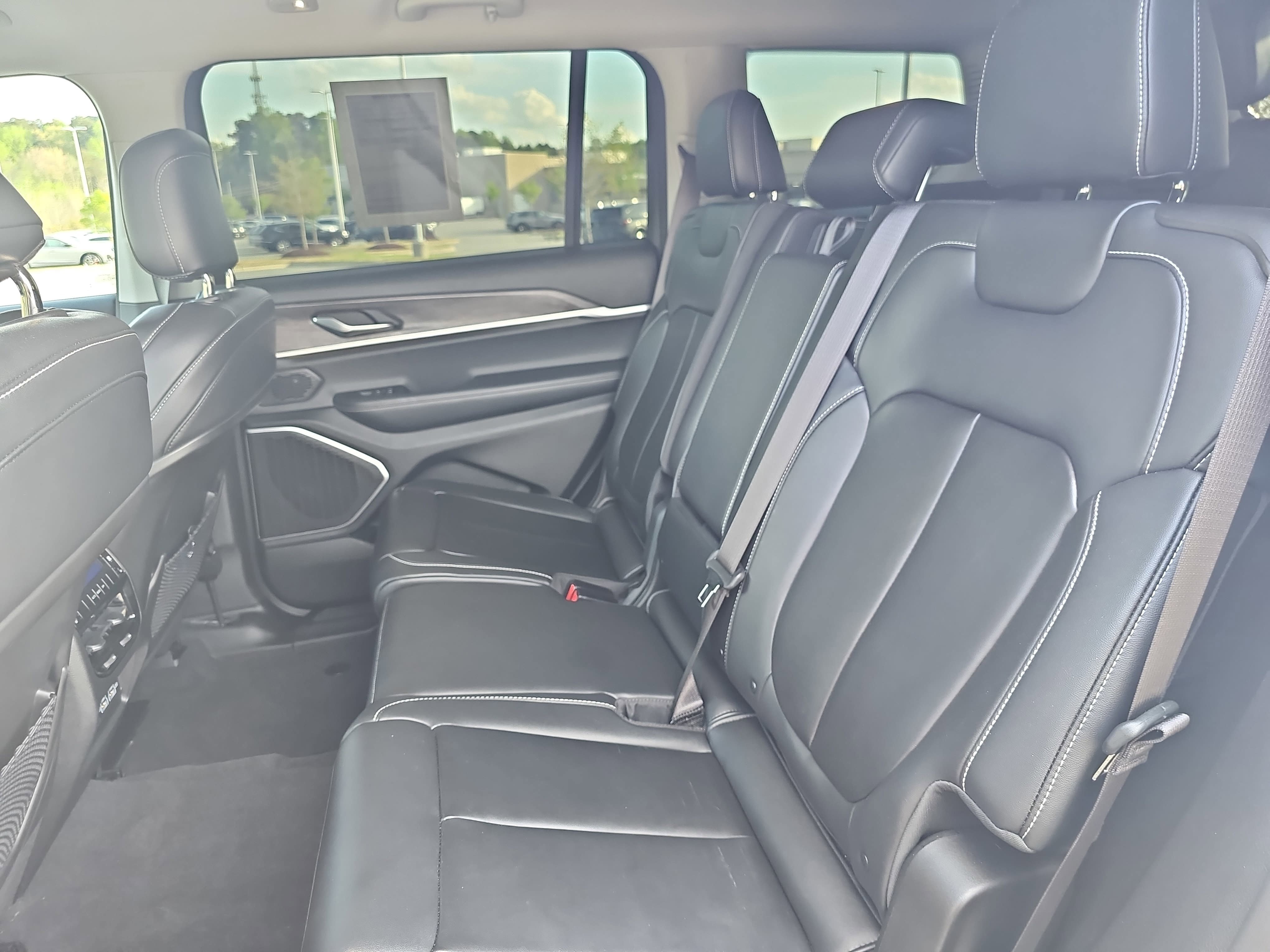 Used 2022 Jeep Grand Cherokee L Limited RWD image 15