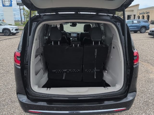 Used 2023 Chrysler Pacifica Limited FWD image 20