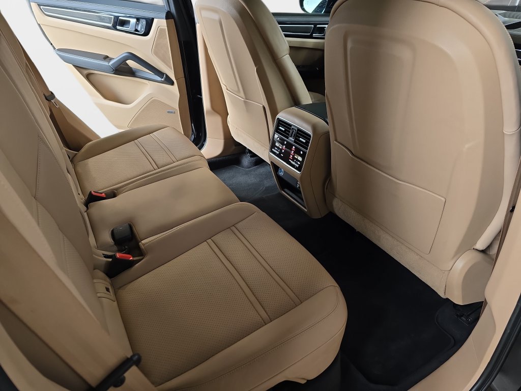 Used 2023 Porsche Cayenne Platinum Edition AWD/4WD image 13