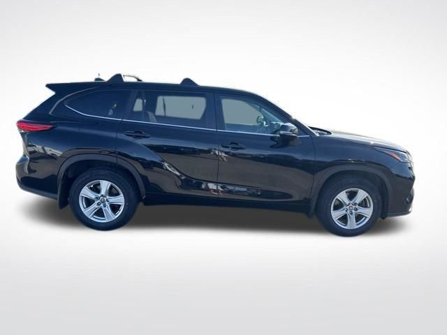 Used 2023 Toyota Highlander L FWD image 6