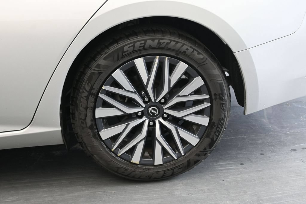 Used 2024 Nissan Altima 2.5 SV FWD image 13