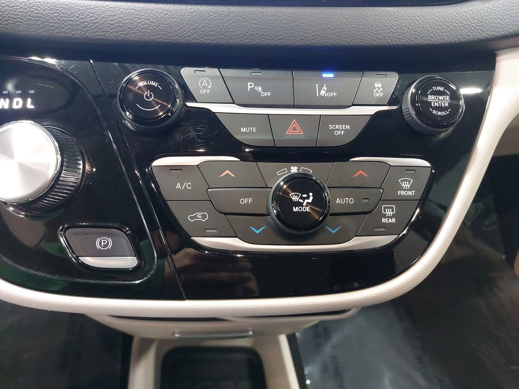 Used 2024 Chrysler Pacifica Touring-L image 20