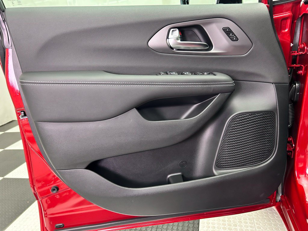 New 2026 Chrysler Pacifica Select AWD/4WD image 15