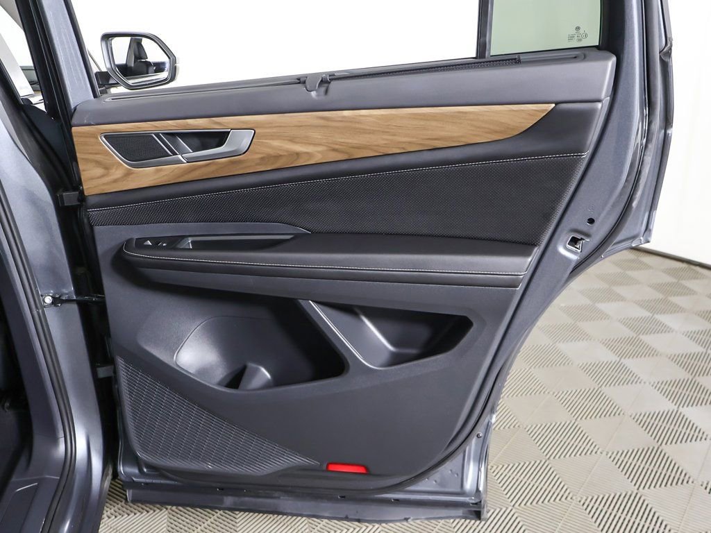 Used 2025 Volkswagen Atlas SE image 26