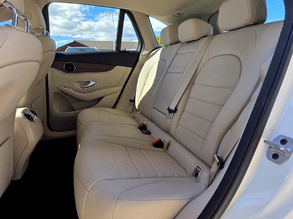 Used 2022 Mercedes-Benz GLC 300 4MATIC w/ Premium Package Lite image 4