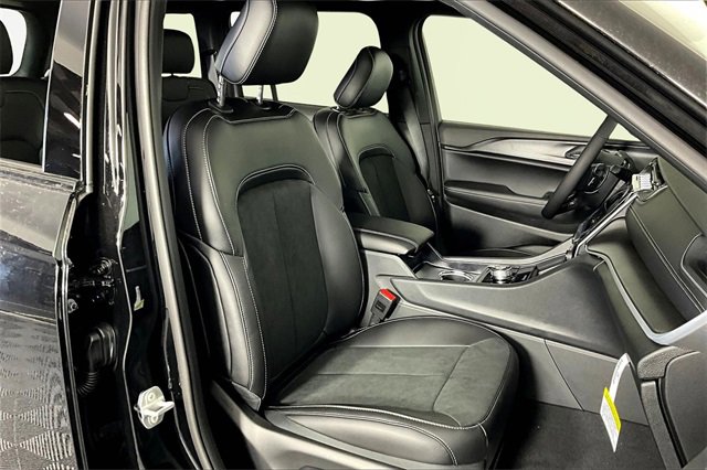 New 2025 Jeep Grand Cherokee Altitude image 12