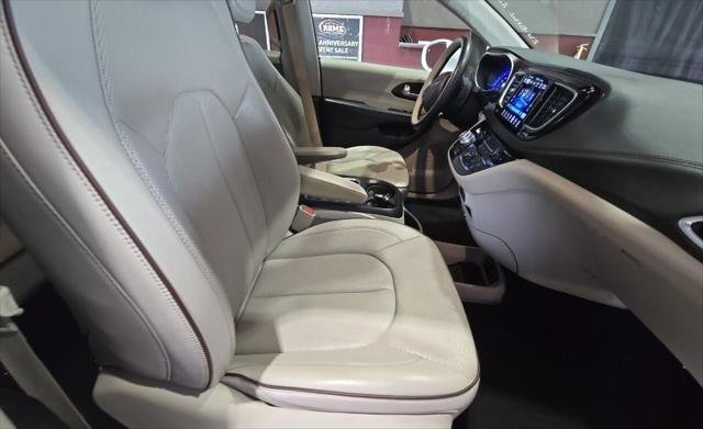 Used 2017 Chrysler Pacifica Limited w/ Tire & Wheel Group FWD image 12