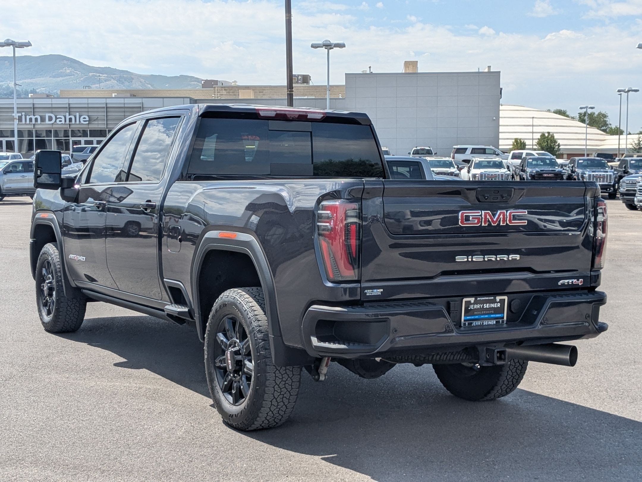 Used 2025 GMC Sierra 3500 AT4 w/ AT4 Premium Plus Package AWD/4WD image 4