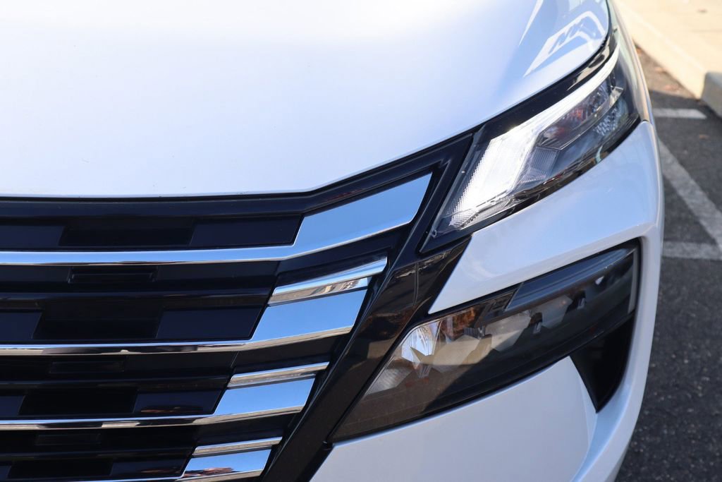 Used 2024 Nissan Rogue SV w/ SV Premium Package image 12