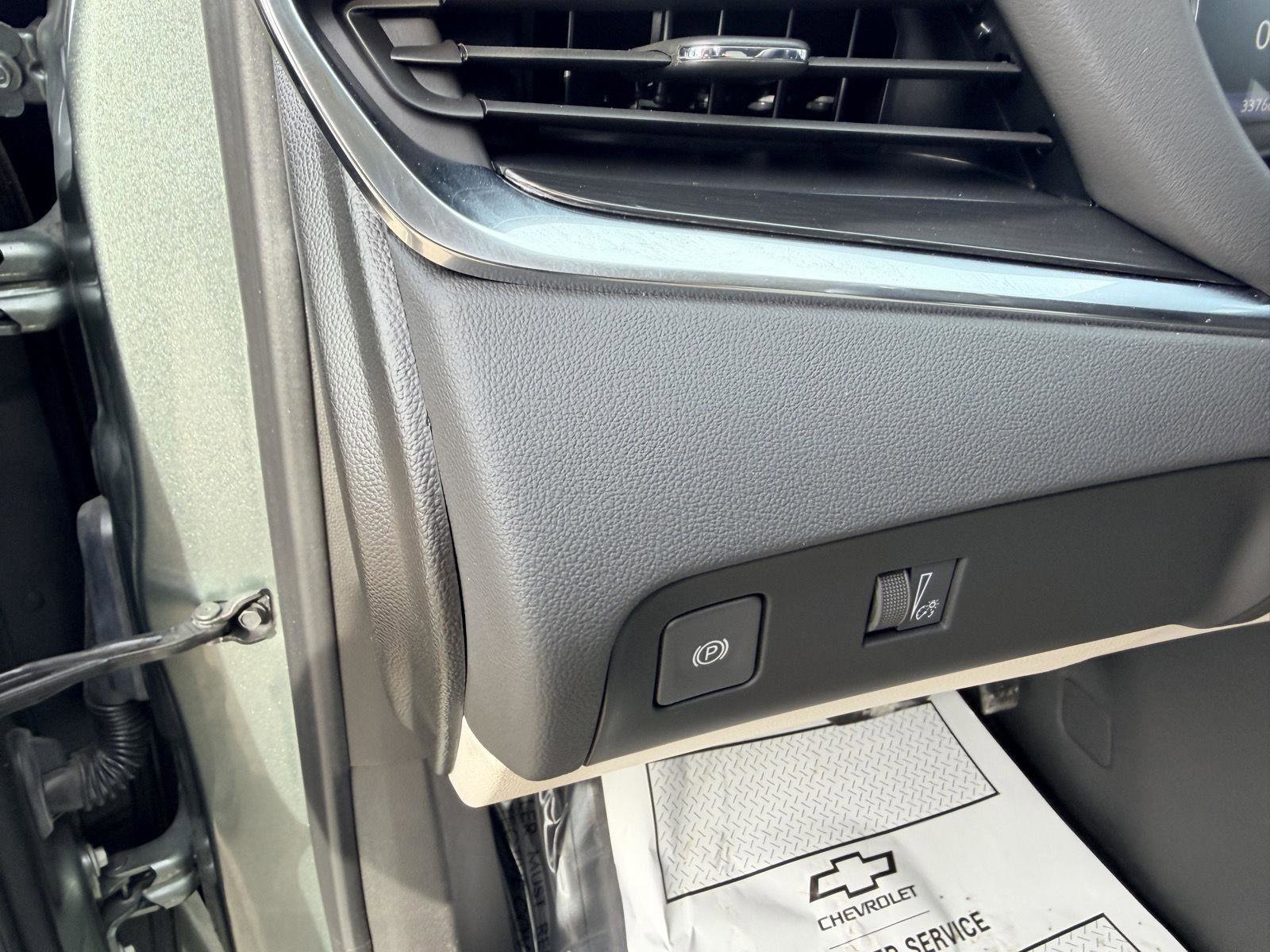 Used 2023 Buick Enclave Essence image 7