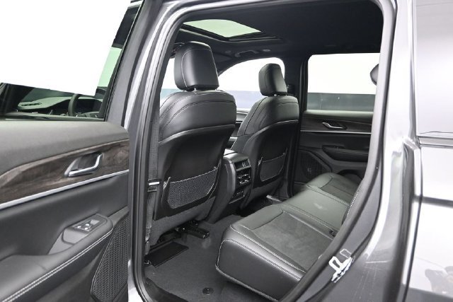 New 2026 Jeep Grand Cherokee Altitude AWD/4WD image 18