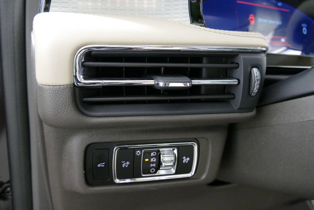 Used 2023 Lincoln Corsair AWD w/ Equipment Group 101A image 19