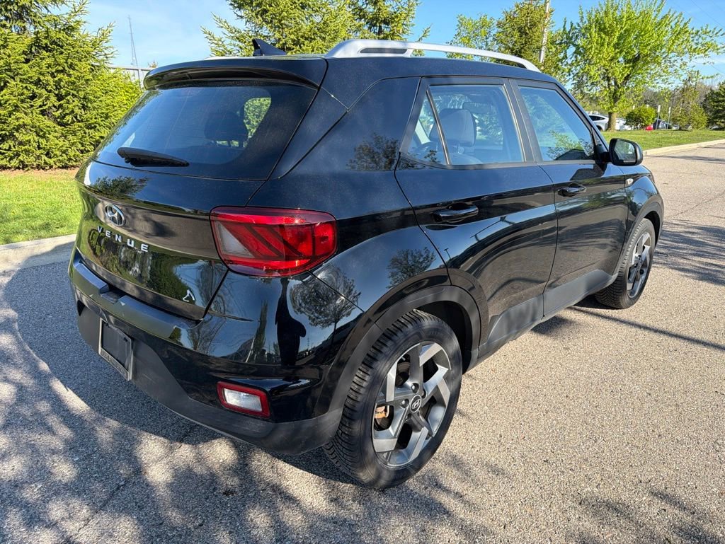 Used 2022 Hyundai Venue SEL FWD image 5